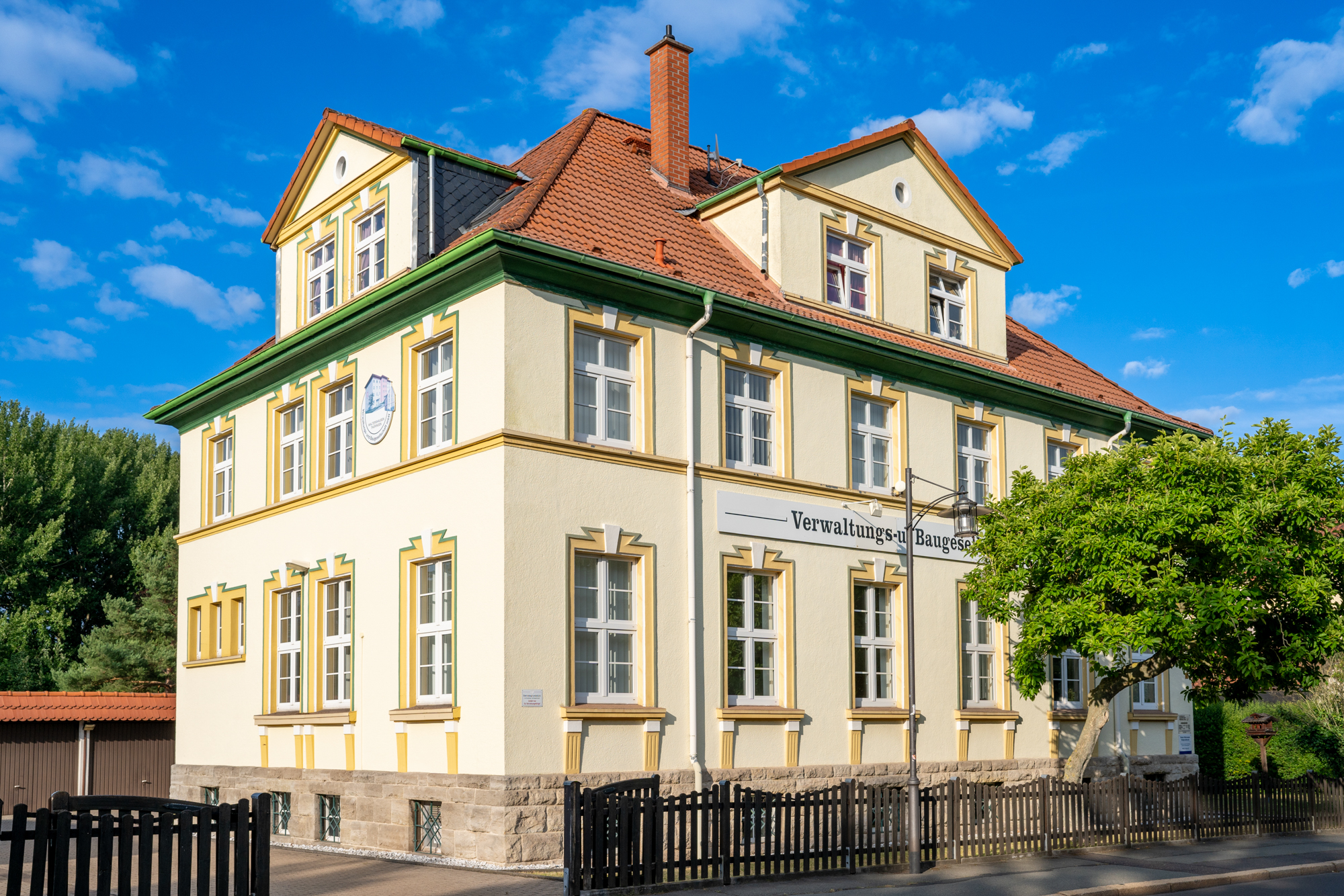 Vorderansicht des Hauptgebäudes der Verwaltungs- und Bau GmbH